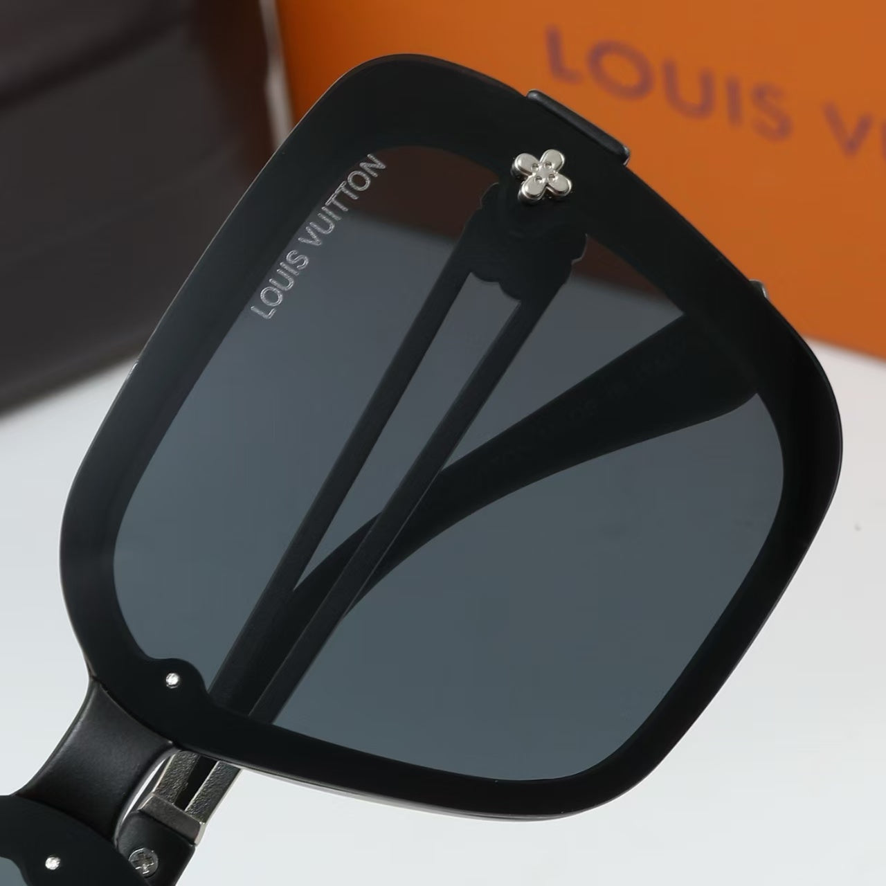 [Luxe]Classic And Stylish Large Frame Sunglasses-With Gift Box