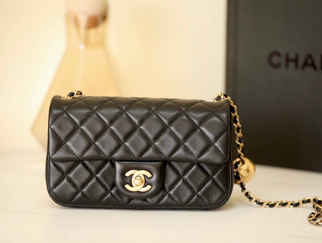 [Luxe]0528 Mini Flap Bag Grained Calfskin & Gold-Tone Metal Black