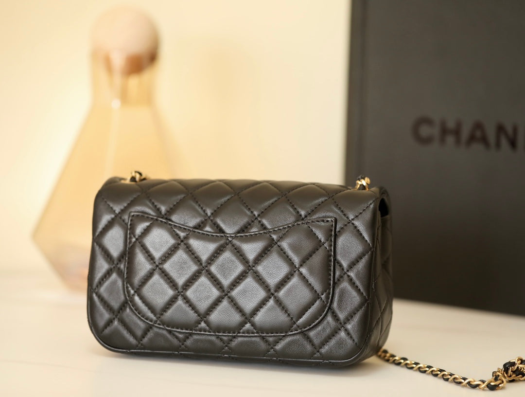 [Luxe]0528 Mini Flap Bag Grained Calfskin & Gold-Tone Metal Black