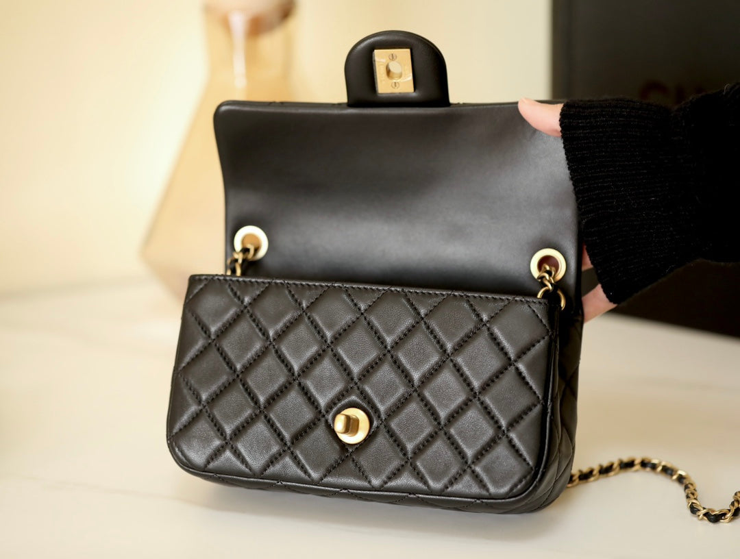 [Luxe]0528 Mini Flap Bag Grained Calfskin & Gold-Tone Metal Black